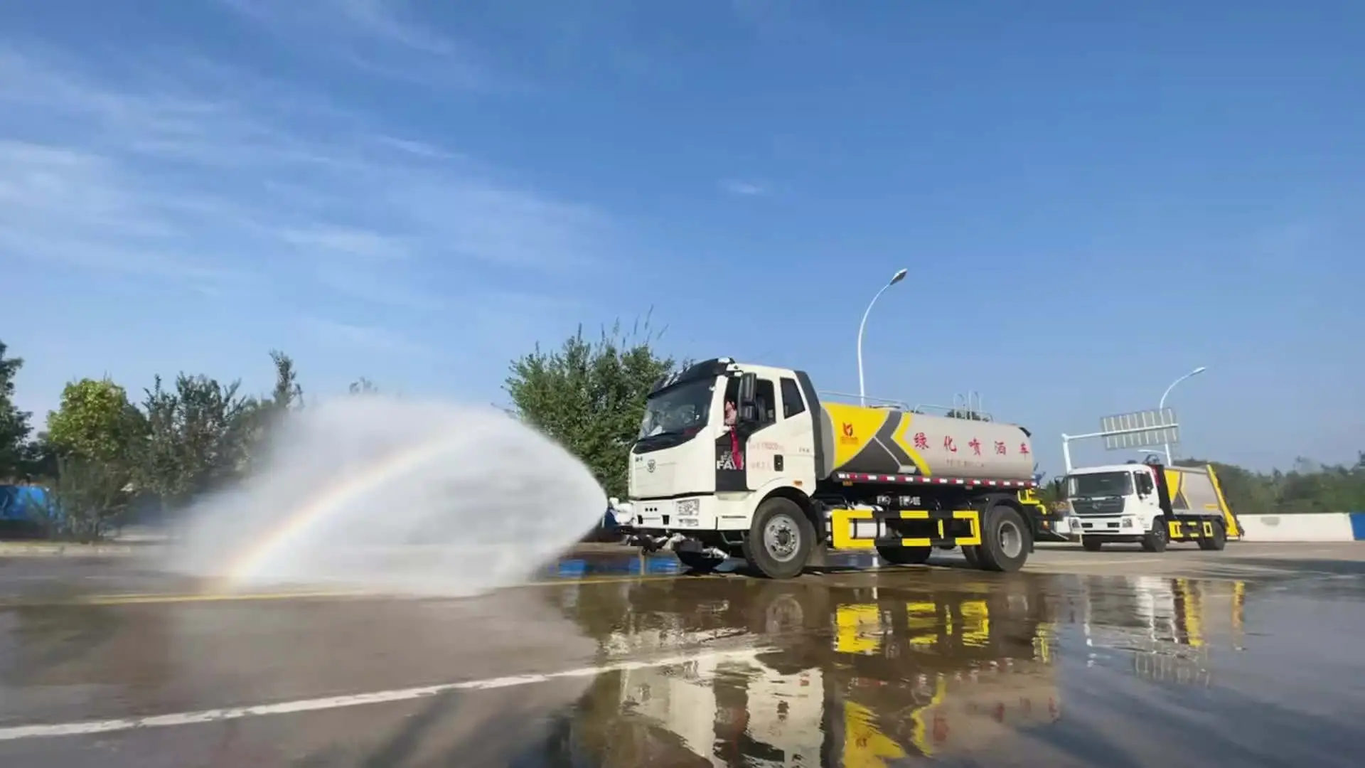 臺(tái)州灑水車出租公司、霧炮車租賃價(jià)格、支持日租月租長(zhǎng)期臨時(shí)均可、提供24小時(shí)響應(yīng)